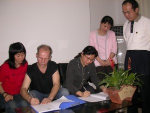 Signature de l'accord avec la directrice du Bureau de Tourisme
